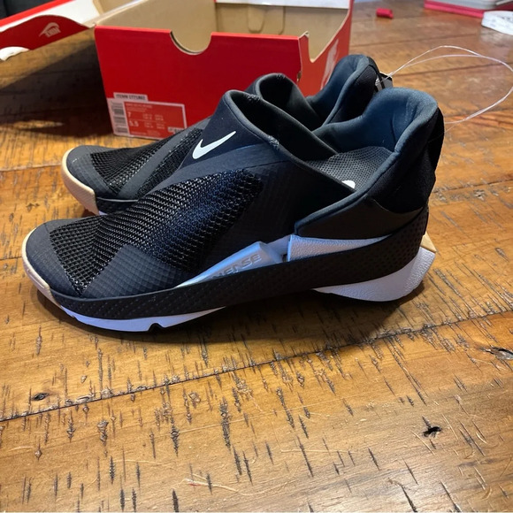 NIKE Go FlyEase ‎ Black White Easy On/Off Shoes DR5540 002 - Picture 2 of 8